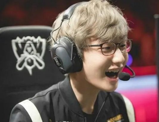 她在一次跨 她在一次跨